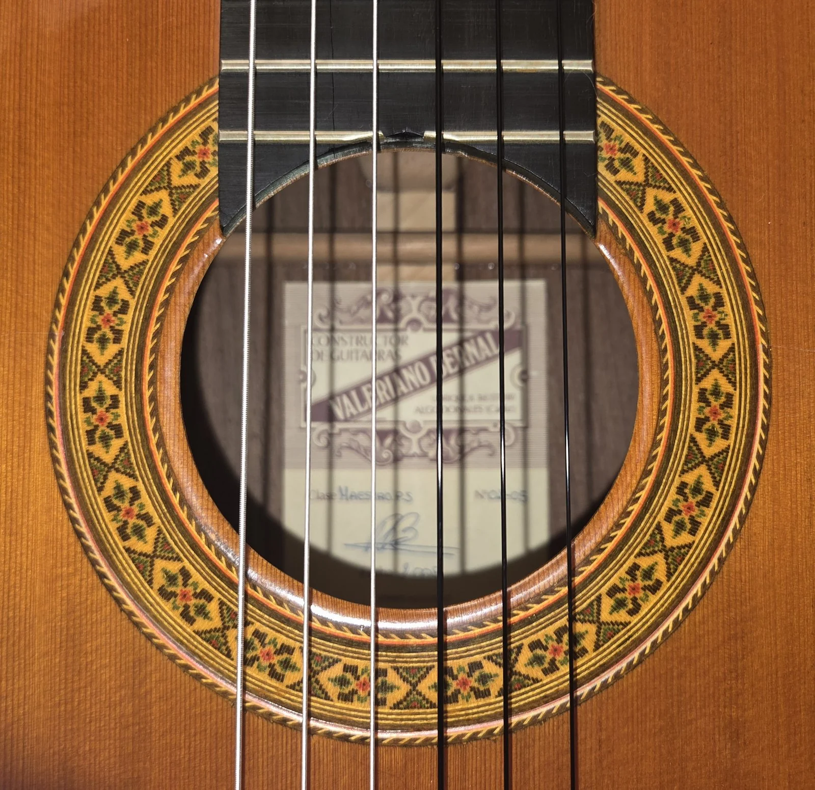 El Maestro · rosette and Valeriano Bernal label detail