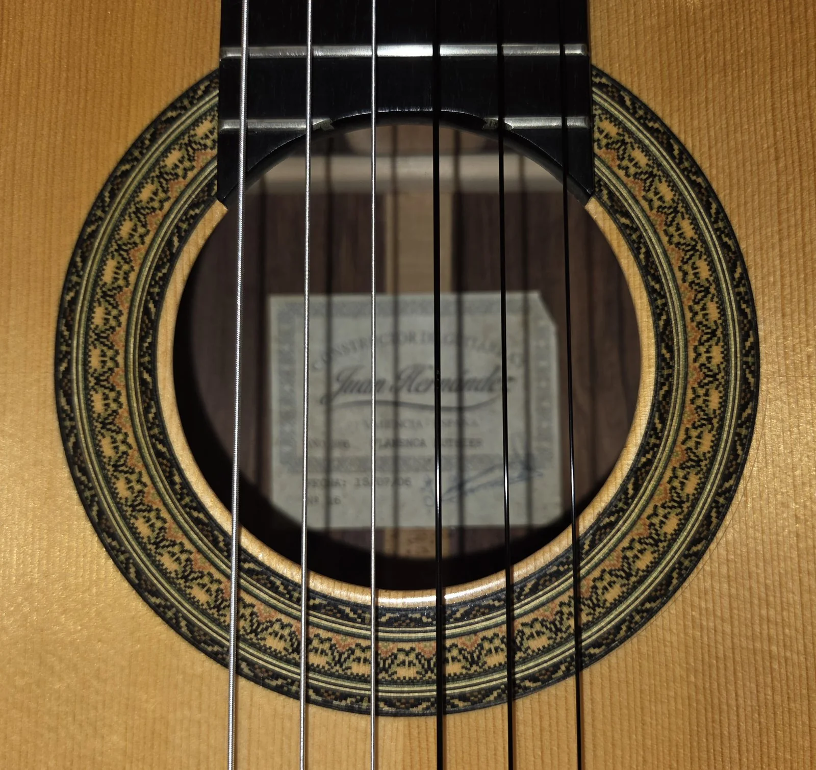 La Voz &middot; rosette and maker label &middot; Juan Hern&aacute;ndez, Valencia
